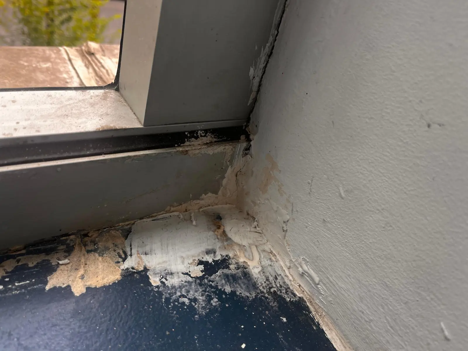 Travail de Rebouchage contre les souris avec de la maille de fer + mastic antirongeur paris 13eme après